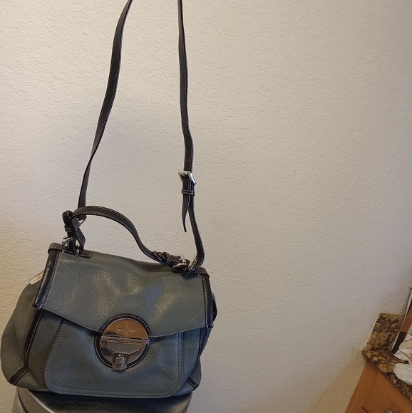 Michael Kors Leather Purse Hand Shoulder Bag Pebble Grain Gray Black Flap 2 Way - Picture 3 of 16